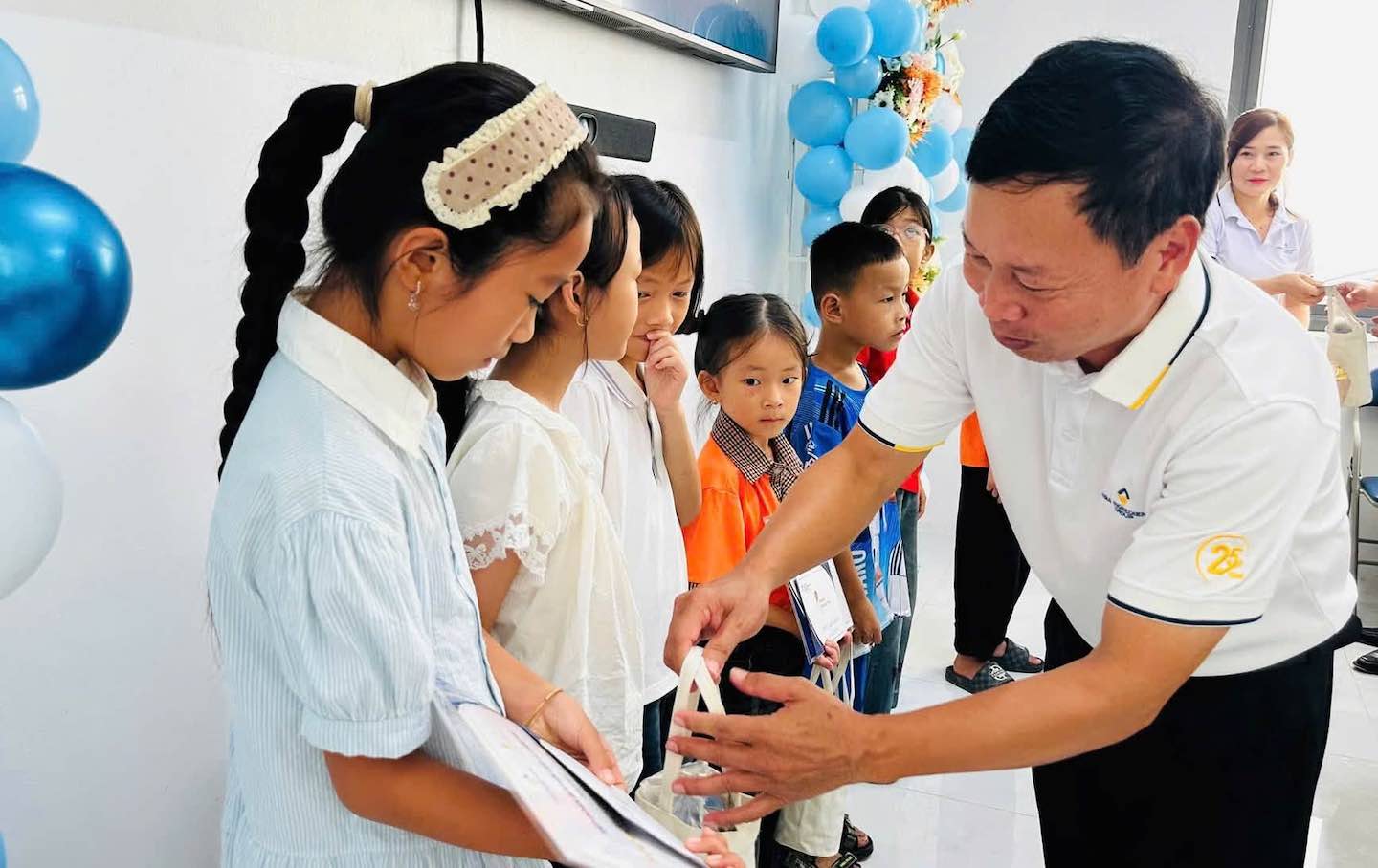 Trao 215 triệu đồng học bổng cho con người lao động tại Công ty Á Châu Hoa Sơn