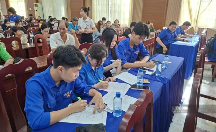 Đông đảo đoàn viên, thanh niên phường An Bình, tỉnh Đồng Tháp hào hứng tham gia phần thi trắc nghiệm kiến thức pháp luật về giao thông. Ảnh: Mỹ Hòa