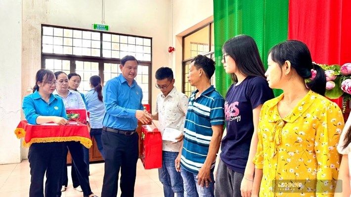 Công đoàn Vĩnh Long thăm, tặng quà, động viên đoàn viên có hoàn cảnh khó khăn. Ảnh: Hoàng Lộc