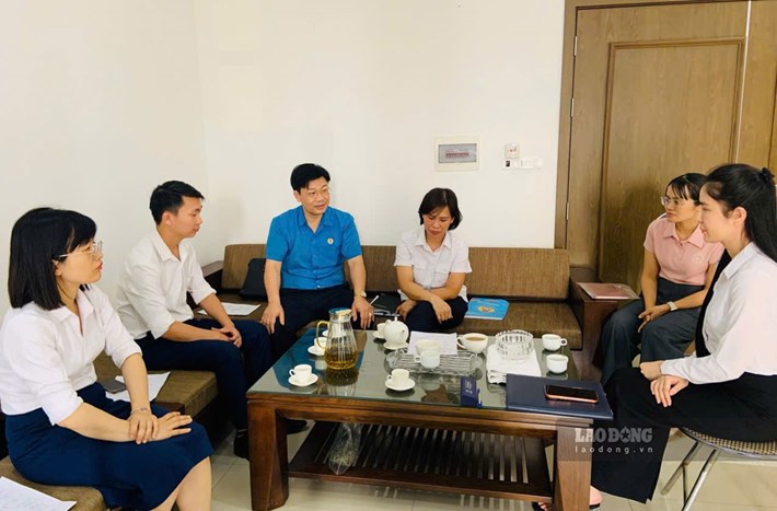 Ban Công đoàn các Khu công nghiệp tỉnh Lào Cai làm việc với Công ty TNHH MTV Xuất nhập khẩu Hà Sơn. Ảnh: Đình Tuyến