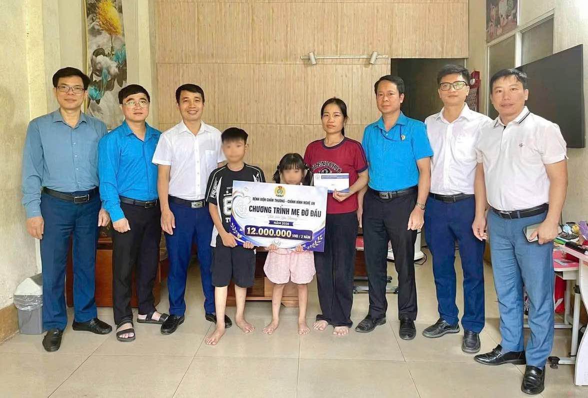 Công đoàn cơ sở phường Trường Vinh đỡ đầu cháu bé mất bố, mẹ là công nhân