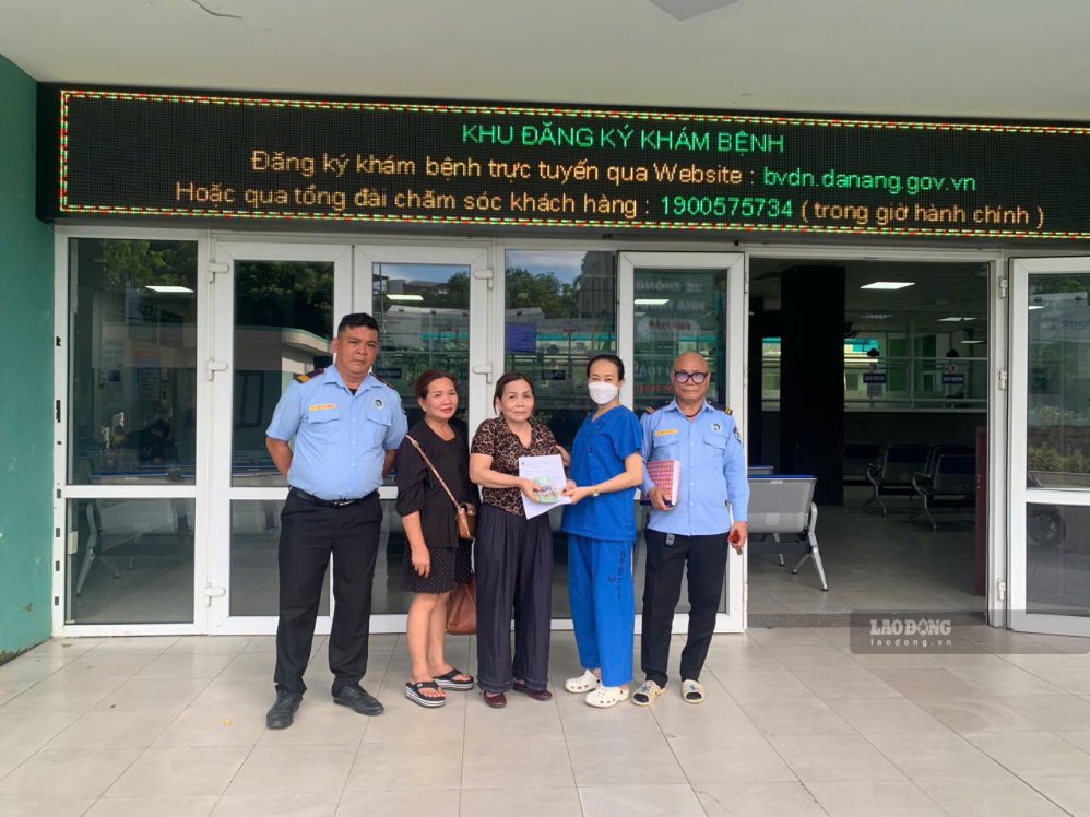 Nhân viên y tế Bệnh viện Đà Nẵng trả lại gần 25 triệu đồng cho người nhà bệnh nhân