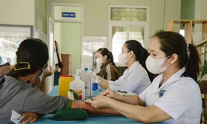 Đà Nẵng đưa bác sĩ về khám sức khỏe cho người dân xã đảo Tam Hải