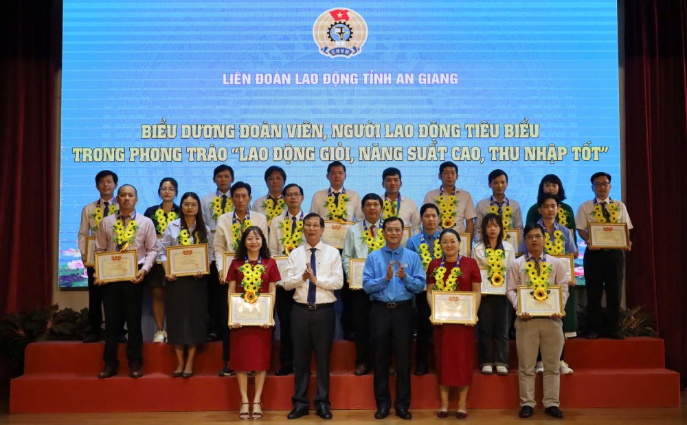 75 đoàn viên, người lao động thuộc 45 công đoàn cơ sở được lựa chọn để biểu dương. Ảnh: Quốc Việt/LĐLĐ An Giang
