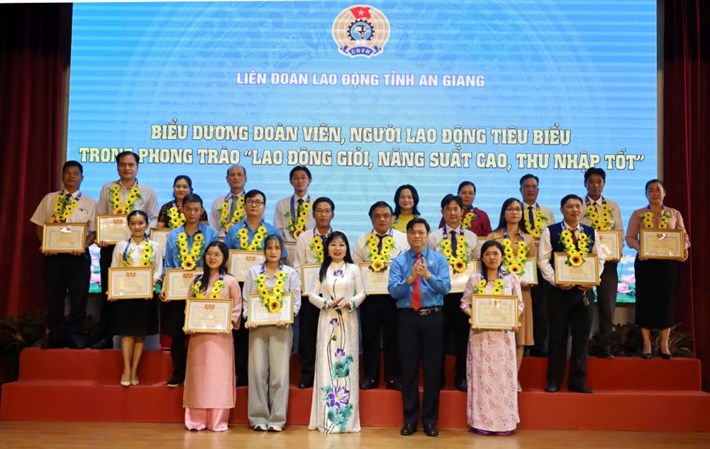 75 đoàn viên, người lao động tiêu biểu trong phong trào “Lao động giỏi, năng suất cao, thu nhập tốt” năm 2026 được biểu dương, khen thưởng. Ảnh: Quốc Việt/LĐLĐ An Giang
