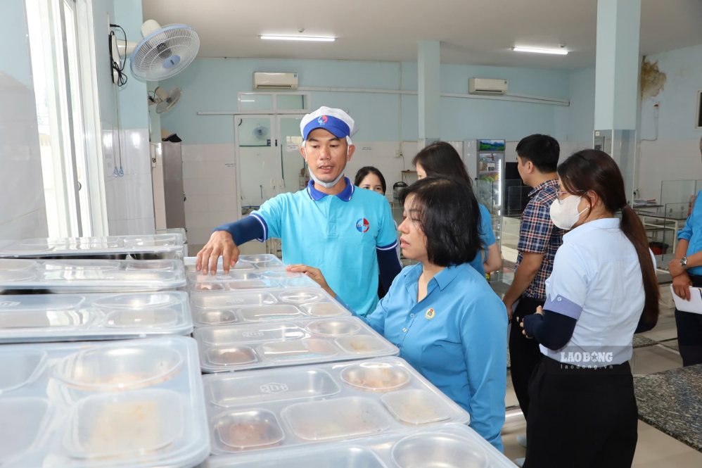 Tổng Liên đoàn Lao động Việt Nam khảo sát bữa ăn ca của công nhân ở Khánh Hòa