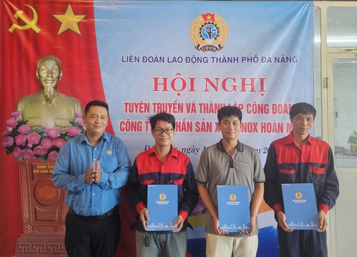 Liên đoàn Lao động thành phố Đà Nẵng thành lập Công đoàn cơ sở Công ty Cổ phần Sản xuất Inox Hoàn Mỹ với 23 đoàn viên. Ảnh: Công đoàn Đà Nẵng
