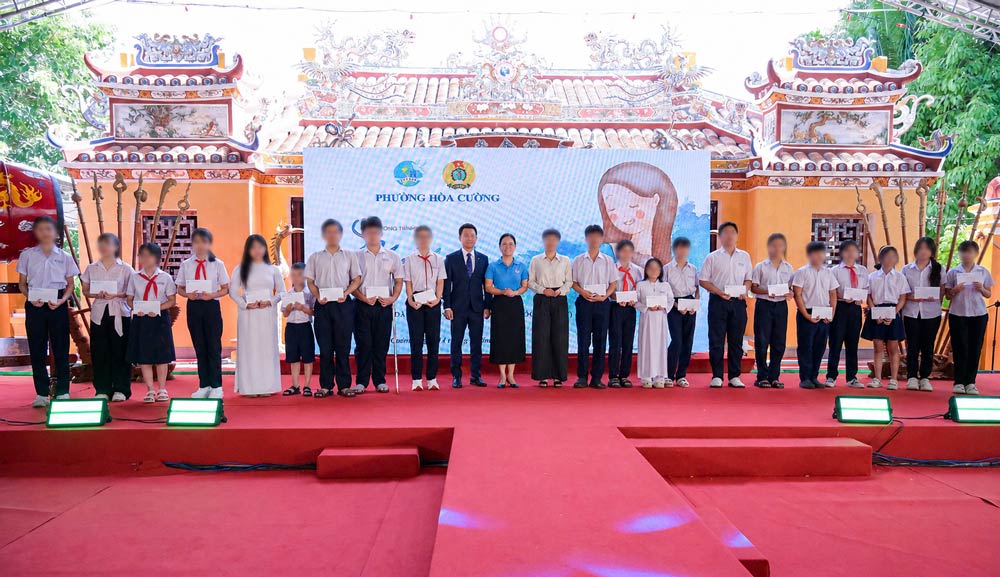 Công đoàn phường Hoà Cường, Đà Nẵng trao học bổng cho 36 trẻ em mồ côi nghèo