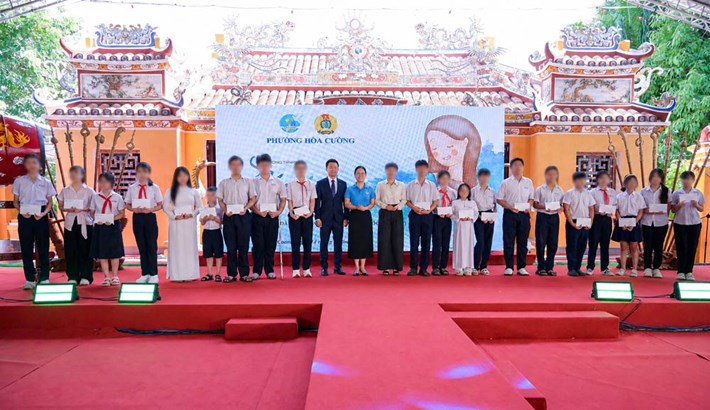 Công đoàn phường Hoà Cường, Đà Nẵng trao học bổng cho 36 trẻ em mồ côi nghèo, có hoàn cảnh khó khăn. Ảnh: Công đoàn Hoà Cường