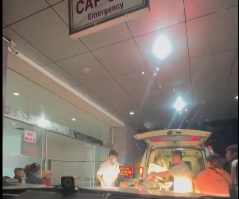 Lực lượng CSGT Đắk Lắk kịp thời dẫn đường trong đêm, đưa người bị tai biến đi cấp cứu ở bệnh viện. Ảnh: Công an cung cấp
