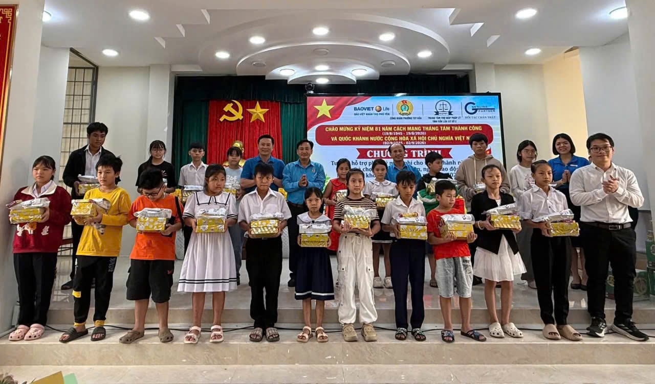 Con đoàn viên, người lao động khó khăn ở Đắk Lắk được tặng quà trước năm học mới
