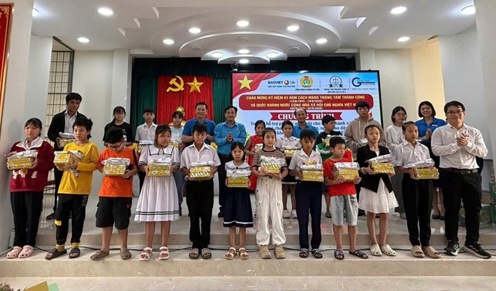 Công đoàn phường Tuy Hòa, tỉnh Đắk Lắk trao quà cho con đoàn viên, người lao động trước thềm năm học mới. Ảnh: Công đoàn phường Tuy Hòa

