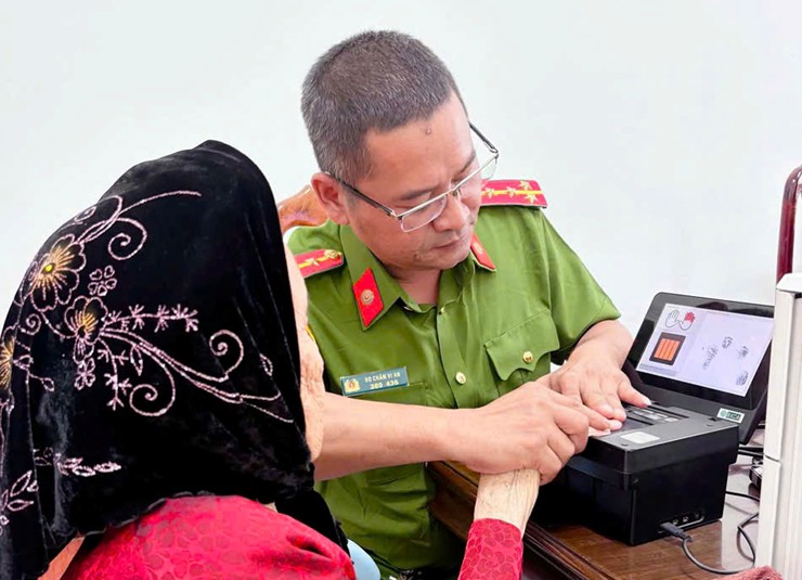 Công an Đắk Lắk hỗ trợ cụ bà 95 tuổi làm thẻ căn cước sau nhiều năm mất giấy tờ