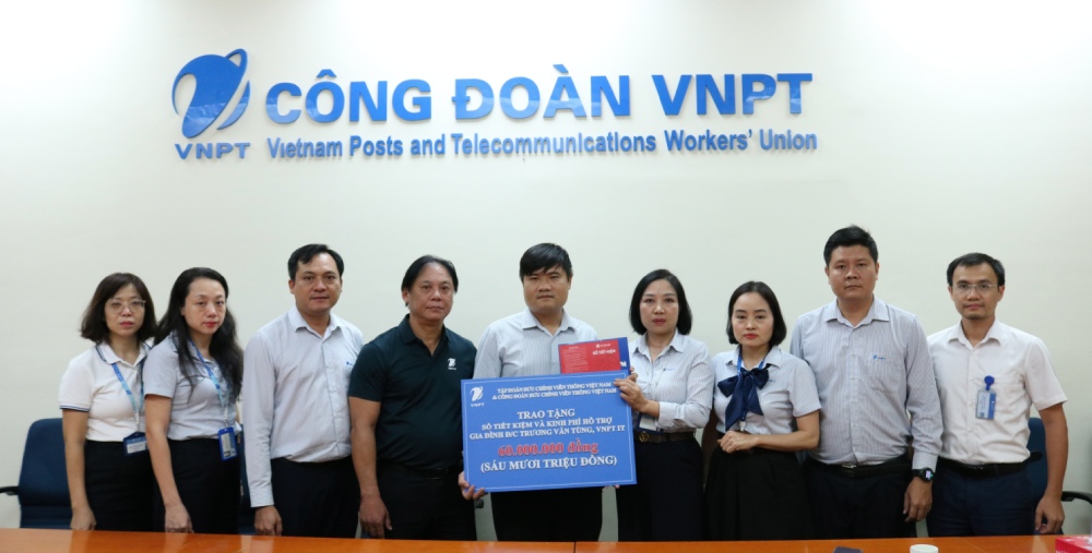 Công đoàn VNPT trao sổ tiết kiệm 60 triệu đồng hỗ trợ đoàn viên khó khăn