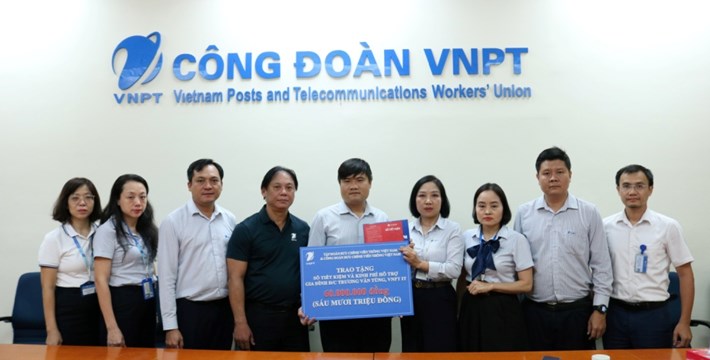 Công đoàn VNPT vừa trao sổ tiết kiệm 60 triệu đồng hỗ trợ đoàn viên khó khăn, có con mắc bệnh hiểm nghèo. Ảnh: Bảo Anh/Công đoàn VNPT
