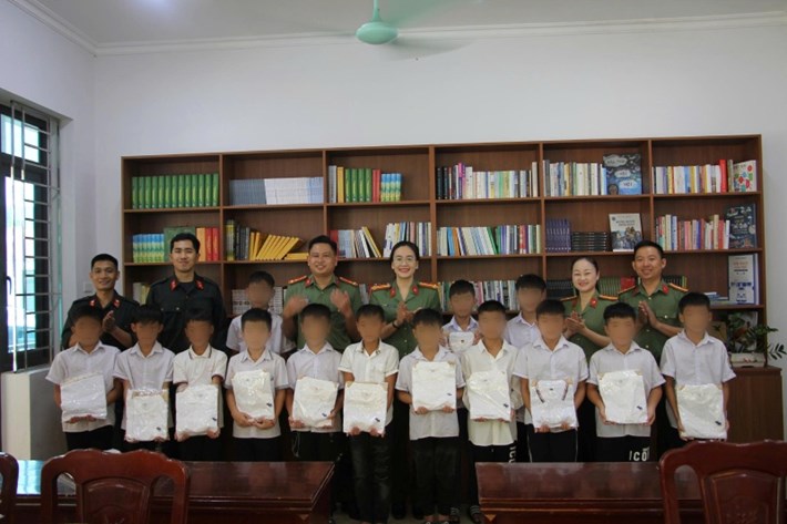 100 chiếc áo sơ mi được trao đến tay các em nhỏ là con nuôi Công an Điện Biên. Ảnh: Công an Điện Biên
