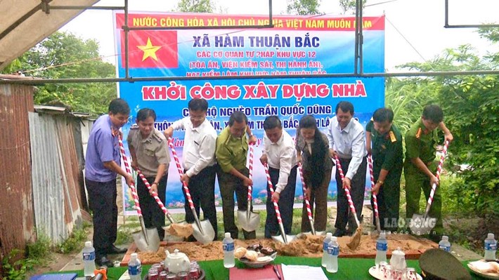 Chính quyền xã Hàm Thuận Bắc và các cơ quan tư pháp khởi công xây dựng nhà Đại đoàn kết cho hộ dân bị ảnh hưởng bởi mưa lũ. Ảnh: Phạm Duy
