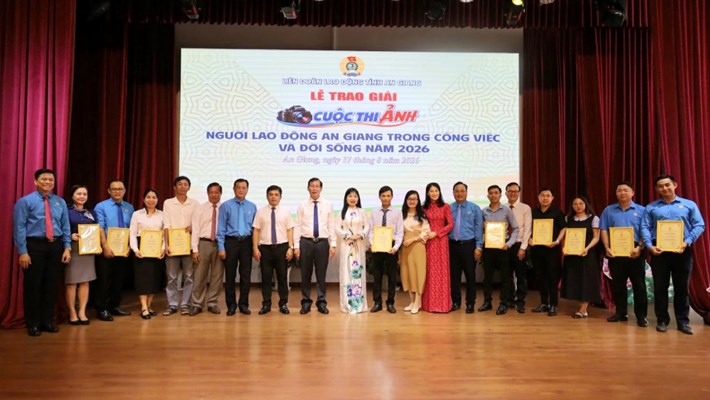 Ban tổ chức trao giải cho các tác giả trong Cuộc thi ảnh “Người lao động An Giang trong công việc và đời sống”. Ảnh: LĐLĐ An Giang