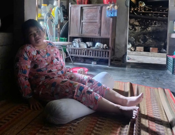 Many spinal diseases make the young mother lie in one place, unable to take care of her 1-year-old young son. Photo: Family provided