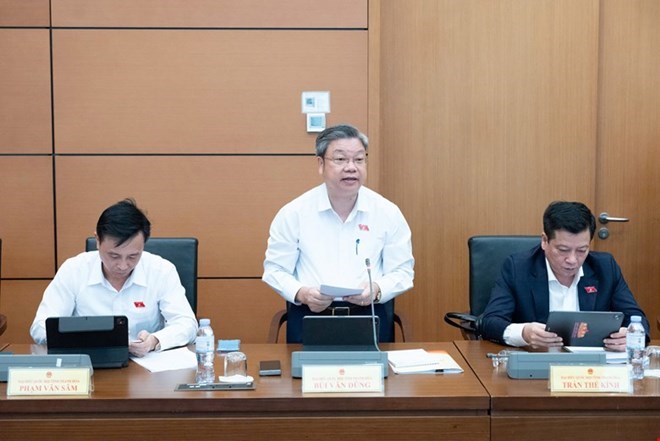 Ủy ban Thường vụ Quốc hội đã quyết nghị phê chuẩn ông Bùi Văn Dũng - ĐBQH chuyên trách, Đoàn ĐBQH tỉnh Thanh Hóa - giữ chức vụ Ủy viên là ĐBQH hoạt động chuyên trách tại Ủy ban Kinh tế và Tài chính của Quốc hội khóa XVI. Ảnh: Quochoi.vn