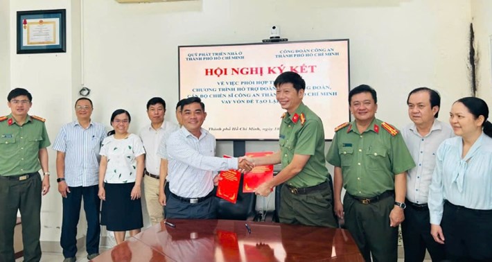 Công đoàn Công an TPHCM và Quỹ Phát triển nhà ở TPHCM ký kết phối hợp triển khai chương trình hỗ trợ đoàn viên, cán bộ, chiến sĩ vay vốn để tạo lập nhà ở. Ảnh: Nguyễn Hữu Toàn/Công đoàn Công an TPHCM
