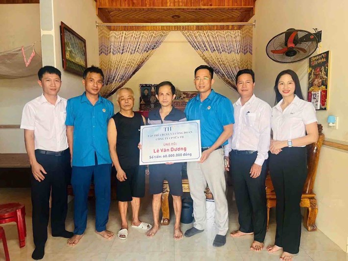 Đoàn viên Công ty Cổ phần Sữa TH chung tay hỗ trợ đồng nghiệp mắc bệnh hiểm nghèo. Ảnh: Công đoàn Nghệ An

