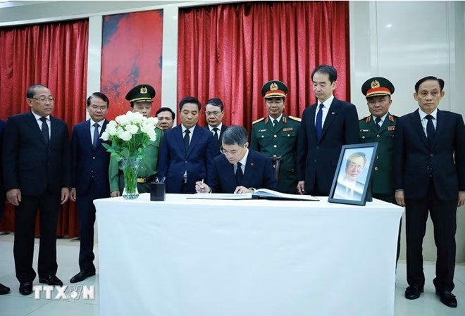 Ủy viên Bộ Chính trị, Thủ tướng Chính phủ Lê Minh Hưng ghi sổ tang đồng chí Chu Dung Cơ tại Đại sứ quán Trung Quốc tại Việt Nam. Ảnh: TTXVN