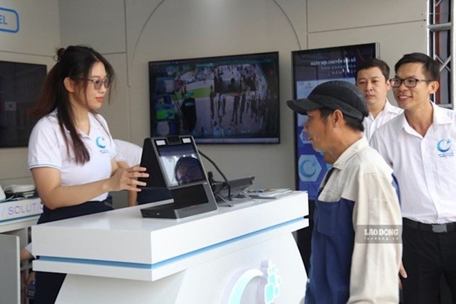 Khánh Hòa hỗ trợ người dân dùng tiện ích VNeID, thúc đẩy công dân số. Ảnh: Phương Linh