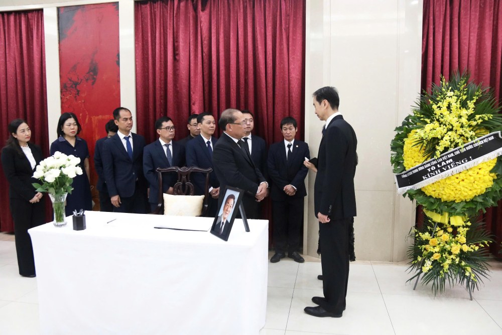  Phó Chủ tịch Hoàng Công Thủy chia buồn với cán bộ Đại sứ quán Trung Quốc tại Việt Nam. Ảnh: Mặt trận Tổ quốc
