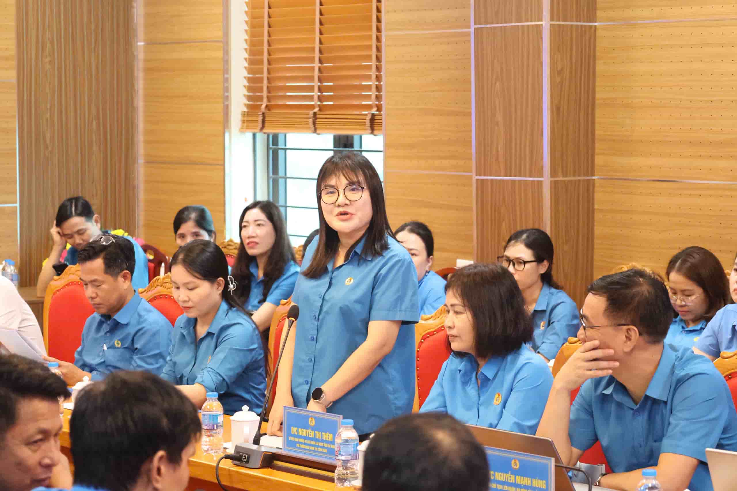 Bà Nguyễn Thị Luỹ - Chủ tịch Công đoàn Công ty TNHH Fukang Technology trao đổi  kinh nghiệm tại hội nghị. Ảnh: 