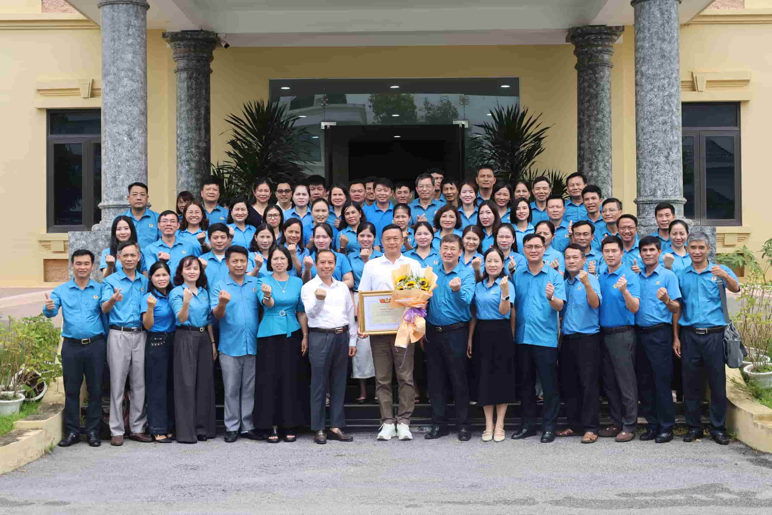 Đoàn công tác chụp ảnh lưu niệm. 