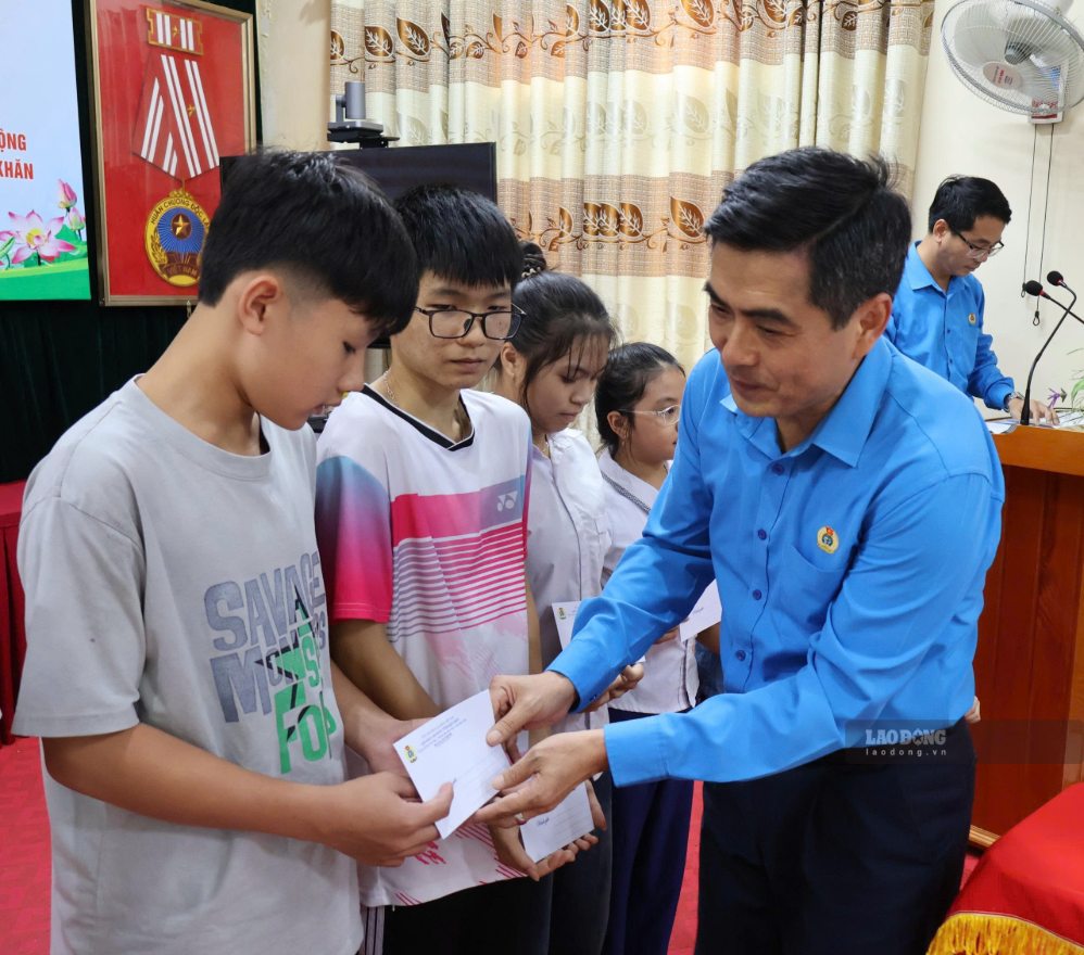 50 suất học bổng tiếp sức con đoàn viên, người lao động khó khăn tại Điện Biên
