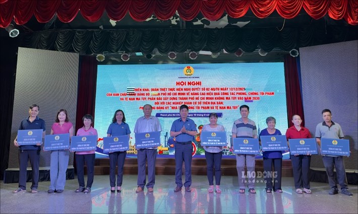 Chủ nhà trọ đăng ký mô hình “Nhà trọ không tội phạm và tệ nạn ma túy”. Ảnh: Mai Anh.