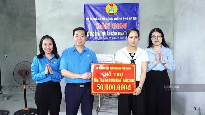Ông Nguyễn Huy Khánh - Phó Chủ tịch LĐLĐ Thành phố Hà Nội trao hỗ trợ kinh phí xây nhà Mái ấm Công đoàn cho đoàn viên Trần Thị Hiệu. Ảnh: Kiều Vũ
