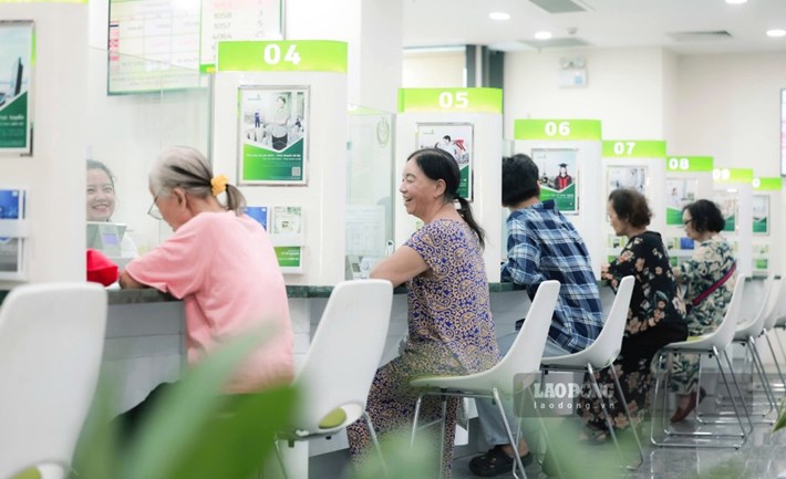 Người dân tới ngân hàng nhận lương hưu, trợ cấp BHXH. Ảnh: Hải Nguyễn