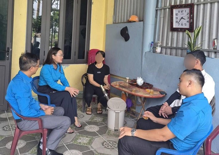 Liên đoàn Lao động tỉnh Ninh Bình thăm hỏi, động viên gia đình đoàn viên Nguyễn Đình V. Ảnh: Công đoàn Ninh Bình