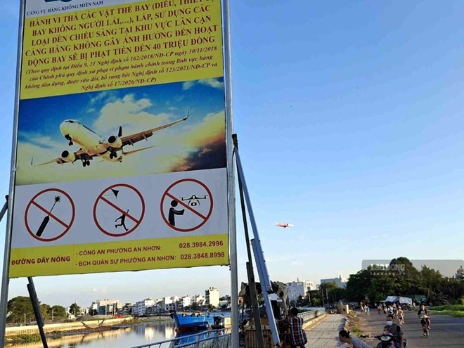 Biển cảnh báo không sử dụng vật thể bay, UAV tại khu vực Công viên Văn hóa Gò Vấp (TPHCM) - gần sân bay Tân Sơn Nhất. Ảnh: Minh Quân