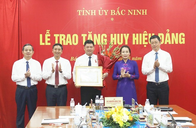 Thường trực Tỉnh ủy Bắc Ninh tặng hoa chúc mừng đồng chí Nguyễn Hồng Thái. Ảnh: Cổng TTĐT Bắc Ninh