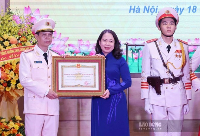 Bí thư Trung ương Đảng, Phó Chủ tịch nước Võ Thị Ánh Xuân trao danh hiệu Anh hùng lực lượng vũ trang nhân dân cho Phòng Bảo vệ sự kiện đặc biệt quan trọng và khách quốc tế (Bộ Tư lệnh Cảnh vệ). Ảnh: Hải Nguyễn
