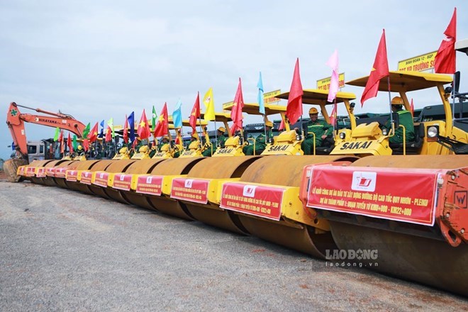 Thiết bị, máy móc phục vụ lễ khởi công dự án thành phần 1 thuộc dự án Đầu tư xây dựng đường bộ cao tốc Quy Nhơn - Pleiku, tại phường An Nhơn, Gia Lai (ngày 19.12.2025). Ảnh: Hoài Phương