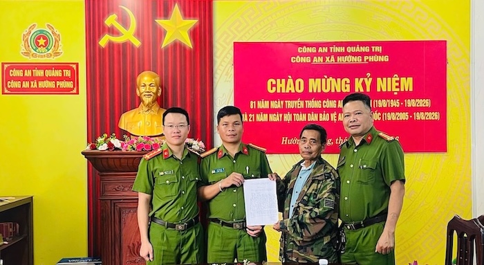 Đánh rơi tiền phúng điếu, người đàn ông rơi nước mắt khi nhận lại