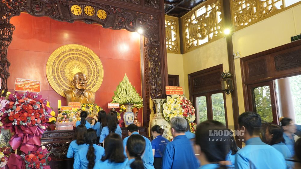 Công đoàn An Giang dâng hương tại Khu lưu niệm Chủ tịch Tôn Đức Thắng