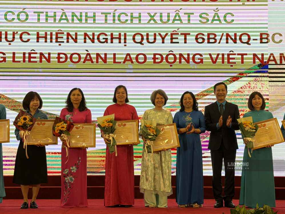 Phó Chủ tịch Tổng LĐLĐVN Thái Thu Xương (thứ 3 từ phải sang) và Chủ tịch Công đoàn Công Thương Việt Nam Lê An Hải trao Bằng khen tại buổi lễ. Ảnh: Kiều Vũ