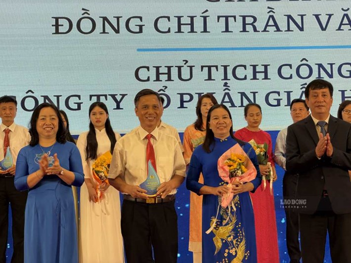 Phó Chủ tịch Tổng LĐLĐ Việt Nam Thái Thu Xương và Phó Bí thư chuyên trách Đảng ủy Bộ Công Thương Phan Văn Bản trao khen thưởng cho gia đình công nhân viên chức tiêu biểu ngành Công Thương. Ảnh: Kiều Vũ
