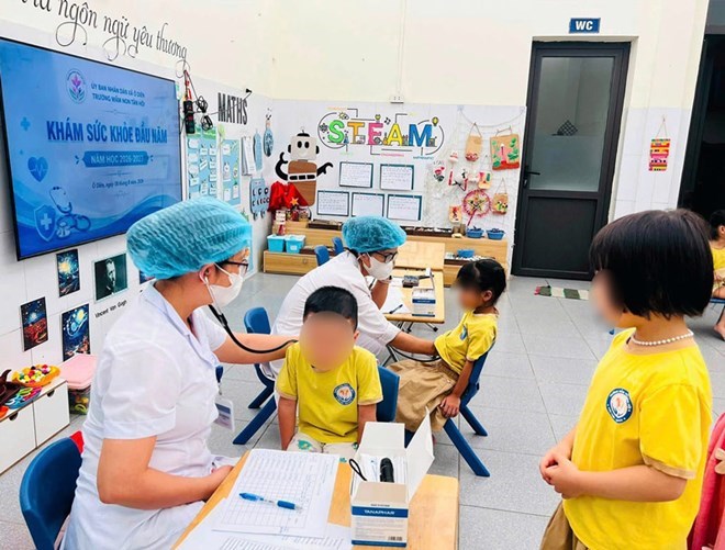 Sáng 18.8, Trạm Y tế xã Ô Diên tổ chức khám sức khỏe định kỳ miễn phí cho trẻ em, học sinh tại Trường Mầm non Tân Hội. Ảnh: Sở Y tế Hà Nội
