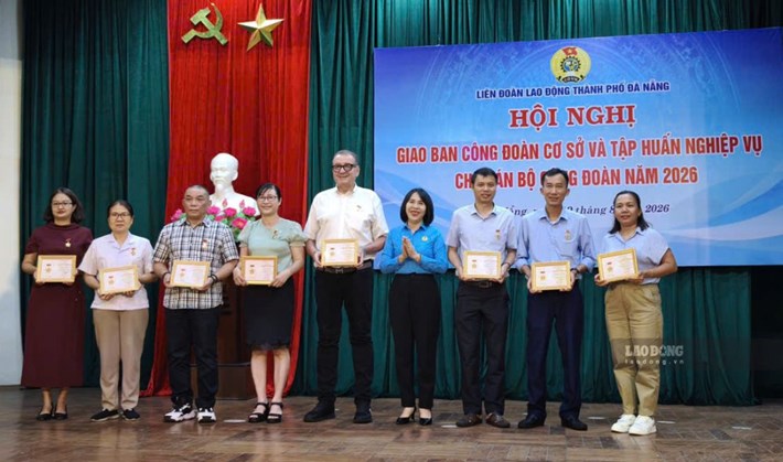 Tổng Liên đoàn Lao động Việt Nam tặng Kỷ niệm chương “Vì sự nghiệp xây dựng tổ chức Công đoàn Việt Nam” cho 23 cá nhân thuộc Liên đoàn Lao động thành phố Đà Nẵng. Ảnh: Tường Minh
