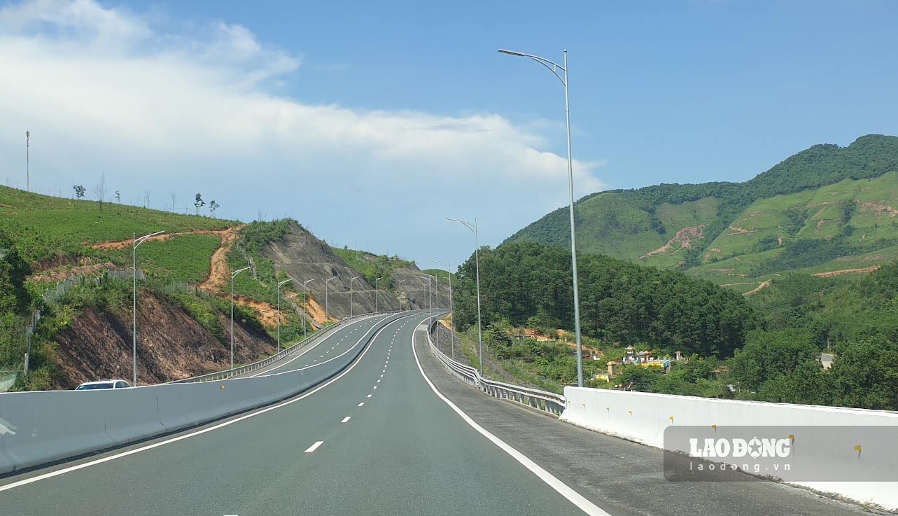 Quảng Ninh có hệ thống hạ tầng giao thông thuộc diện tốt nhất cả nước. Trong ảnh là cao tốc Hạ Long - Vân Đồn. Ảnh: Nguyễn Hùng
