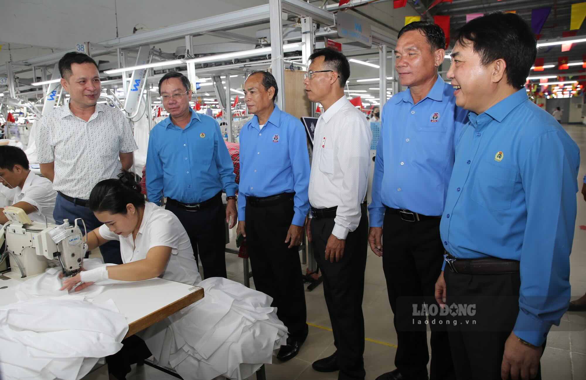 Công đoàn Savannakhet trao đổi kinh nghiệm tại Xí nghiệp May Hà Quảng