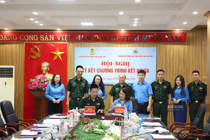 Đại diện LĐLĐ tỉnh Lạng Sơn ký kết với các đồn biên phòng. Ảnh: Khánh Linh