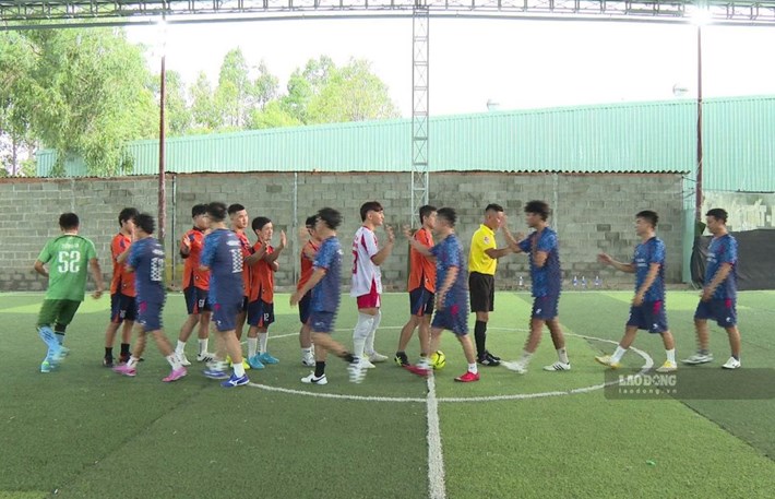 Công nhân, người lao động trên địa bàn cụm xã Hàm Liêm (tỉnh Lâm Đồng) tranh tài tại Giải bóng đá nam 5 người. Ảnh: Duy Tuấn